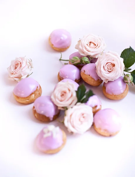 Mini profiteroles con rosas — Foto de Stock