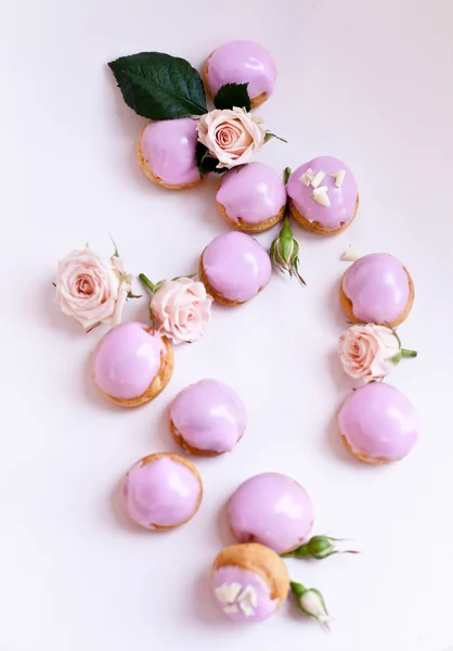 Mini profiteroles con rosas — Foto de Stock