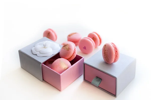 Macaron rose dans un coffret cadeau — Photo