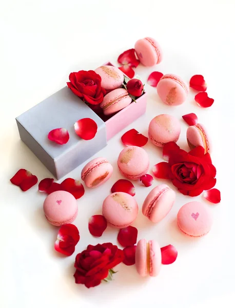 Розовый макарон с лепестками роз в подарочной коробке — стоковое фото