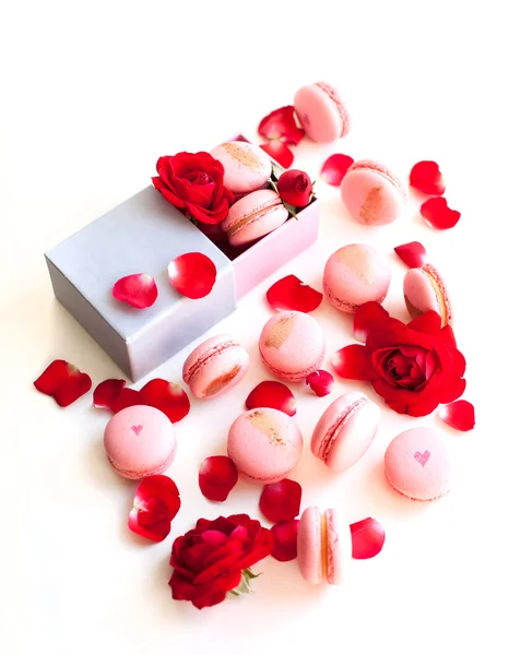 Розовый макарон в подарочной коробке с лепестками роз — стоковое фото
