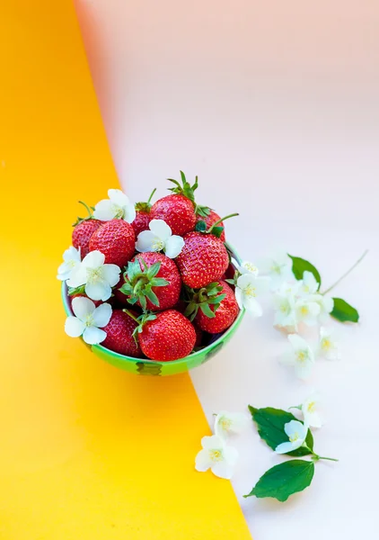 Fresh strawberries in bowl — Stock Photo, Image