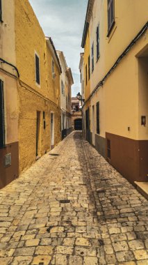 Boş ve dar kaldırım taşı yolu