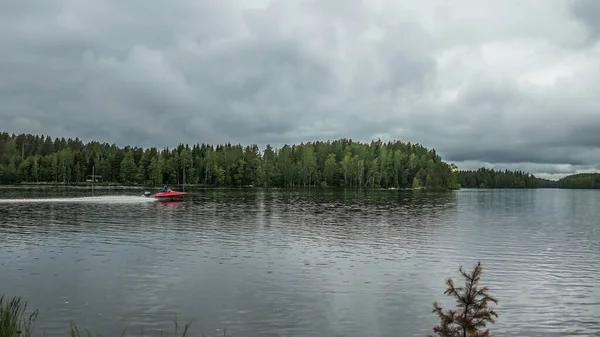 Formule hors-bord sur le lac en Finlande. — Photo