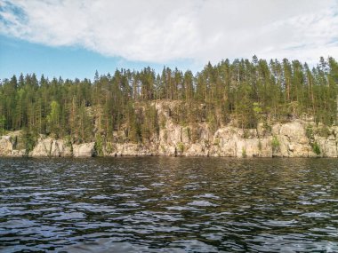 Bir gölden diğerine, üzerinde orman olan bir uçuruma bak..