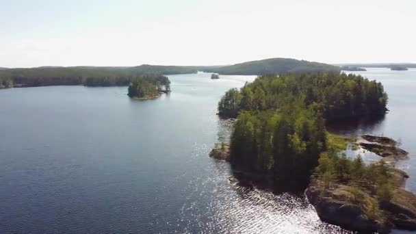 Circulando em torno de pequena ilha no lago Saimaa, Finlândia. Imagens aéreas. — Vídeo de Stock