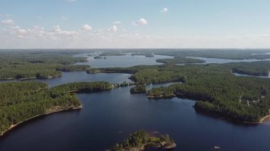 Finlandiya 'daki güzel Saimaa Gölü' nün havadan görünüşü. Birden fazla ada ve göl üzerinde bir yol..