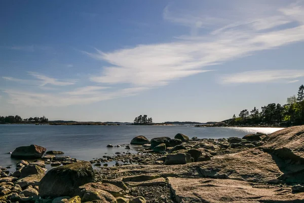 Felsiger Blick auf die Küste an einem schönen Sommertag in Kopparnas Erholungsgebiet in Inkoo, Finnland — Stockfoto