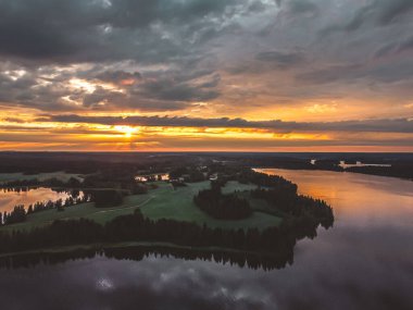 Güzel ve kırsal göl manzarasının gün batımı manzarası.