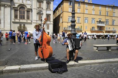 Piazza Navona, Roma, İtalya 'daki sokak müzisyenleri