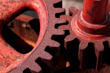 İki kırmızı paslı dişli.