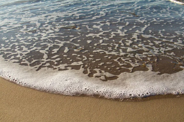 Acqua Mare Con Schiuma Sulla Sabbia — Foto Stock