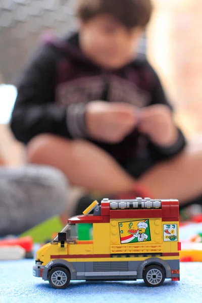 Mainan Truk Dibangun Oleh Anak Anak Selektif Fokus — Stok Foto