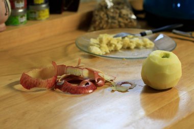 Masadaki soyulmuş kırmızı elma.