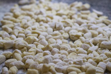 Unda bir sürü gnocchi pişmeye hazır.