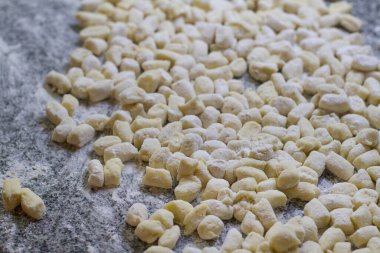 Unlu gnocchi pişirmeye hazır.