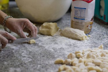 Gnocchi hamurunu parçalara ayır.
