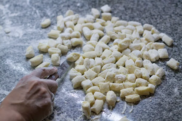 Kéz Kés Mozgatja Gnocchi — Stock Fotó