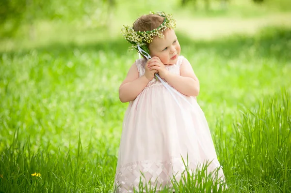 Douce petite fille en plein air avec un bouquet de lis, enfance — Photo