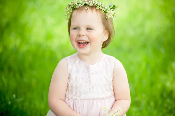 Αστείο μωρό κορίτσι χαμογελά σε εξωτερικούς χώρους — Φωτογραφία Αρχείου