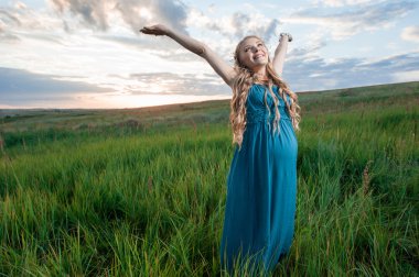 Çayır kürsüye mutlu hamile kadın