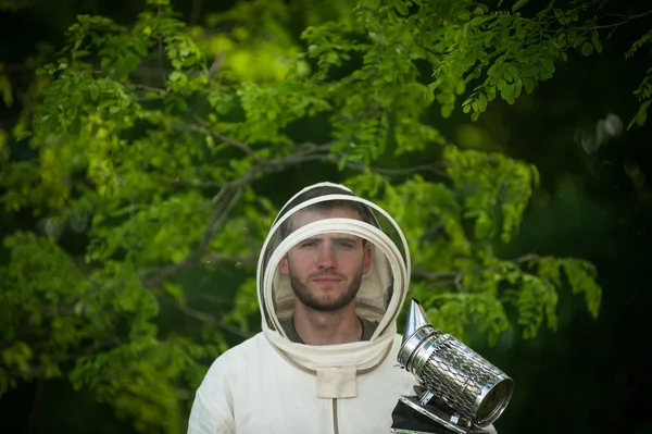 Apicultor con herramienta de humo — Foto de Stock