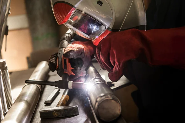 Nahaufnahme eines Mannes mit Maske beim Schweißen in einer Werkstatt — Stockfoto