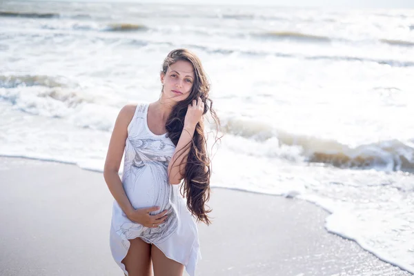 Beautiful tender pregnant woman stand on the sea shore — Stock Photo, Image