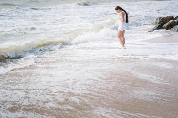 Belle femme enceinte tendre debout sur le bord de la mer — Photo