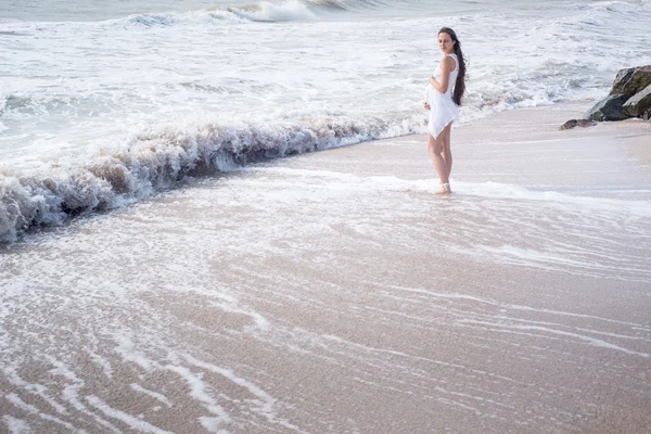 Belle femme enceinte tendre debout sur le bord de la mer — Photo