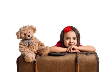 Bavul ve oyuncak ayı ile gülümseyen güzel küçük kız