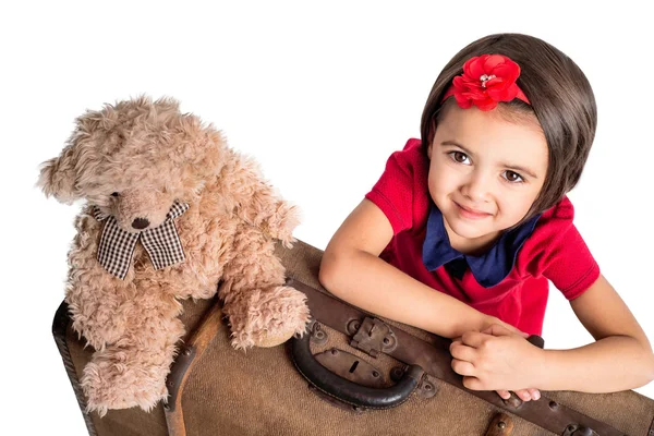 Belle petite fille souriante avec valise et ours jouet — Photo