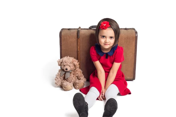 Piękna mała dziewczynka uśmiechając się z walizki i zabawka Miś — Zdjęcie stockowe