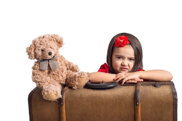 Nyckfulla vacker liten flicka med resväska och leksak Björn — Stockfoto