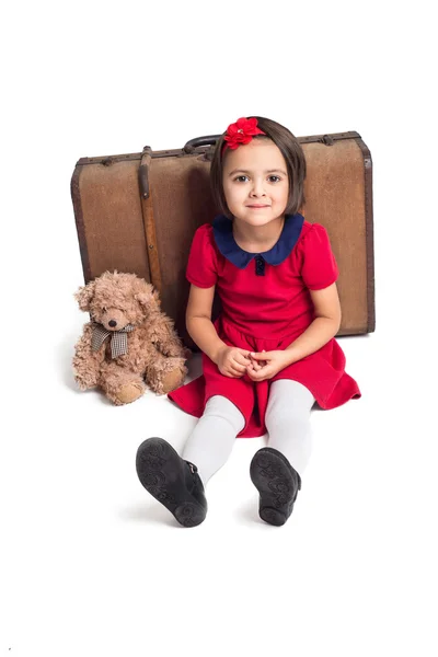 Piękna mała dziewczynka uśmiechając się z walizki i zabawka Miś — Zdjęcie stockowe