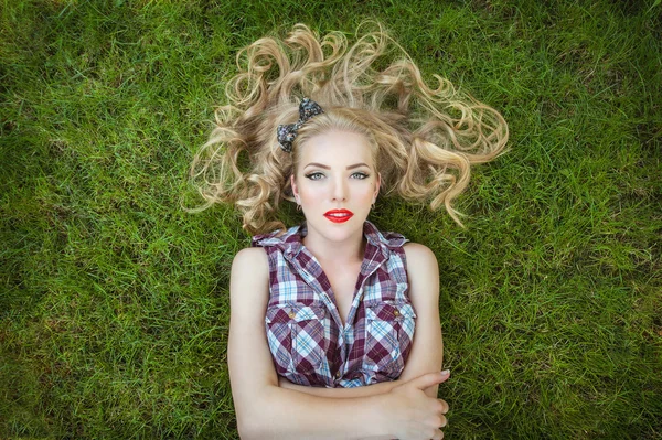 Sinnliche Blondine liegt auf dem Gras — Stockfoto