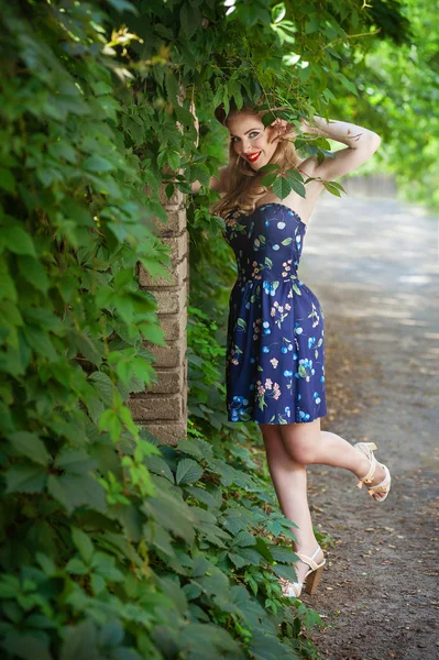 Chica rubia de estilo Pin-up sonriendo al aire libre — Foto de Stock