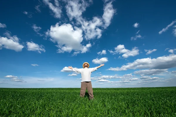 Joven en el campo verde de trigo — Foto de Stock