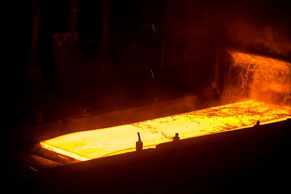 Konveyör bant üzerine sıcak metal levha