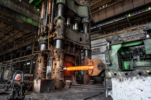 熱い金属を押すことのための機器 — ストック写真
