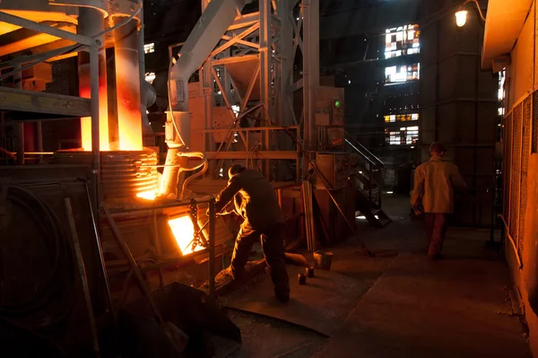 Stahlarbeiter in der Nähe eines Lichtbogenofens — Stockfoto