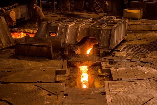 Operaio siderurgico vicino ad un altoforno — Foto Stock