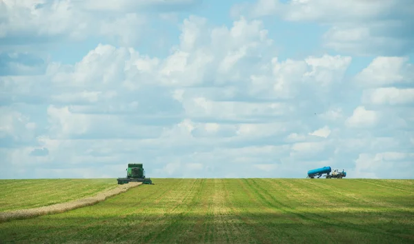 Moderní kombajn pracuje na úrody pšenice, panorama — Stock fotografie