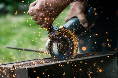 Metal bir plaka üzerinde bir değirmeni kullanarak alt closeup