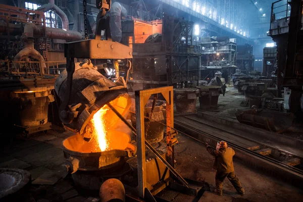 Operaio Siderurgico Lavoro Vicino Serbatoi Con Metallo Caldo — Foto Stock