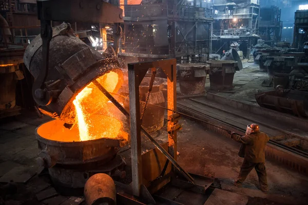 Trabajador Siderúrgico Trabajo Cerca Los Tanques Con Metal Caliente —  Fotos de Stock