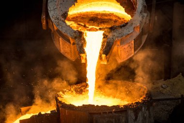 Tank çelik fabrikasına sıvı metal döker.
