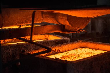 çelik fabrikasındaki atlıkarınca tarafından kalıplarda sıvı metal