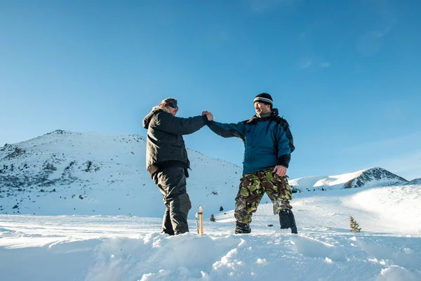 雪山里两个朋友的握手 — 图库照片