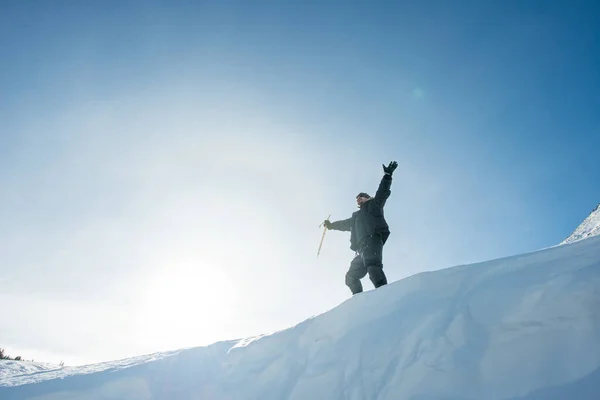 Szczęśliwy Alpinista Toporem Lodowym Śnieżnych Górach — Zdjęcie stockowe